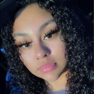 Meet your Posher, Estefanii